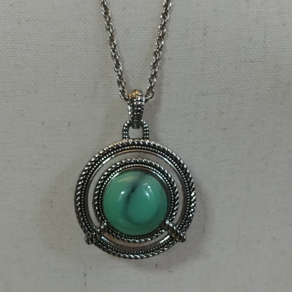 Vintage Green Pendant on Silver Tone Chain - Picture 4 of 5